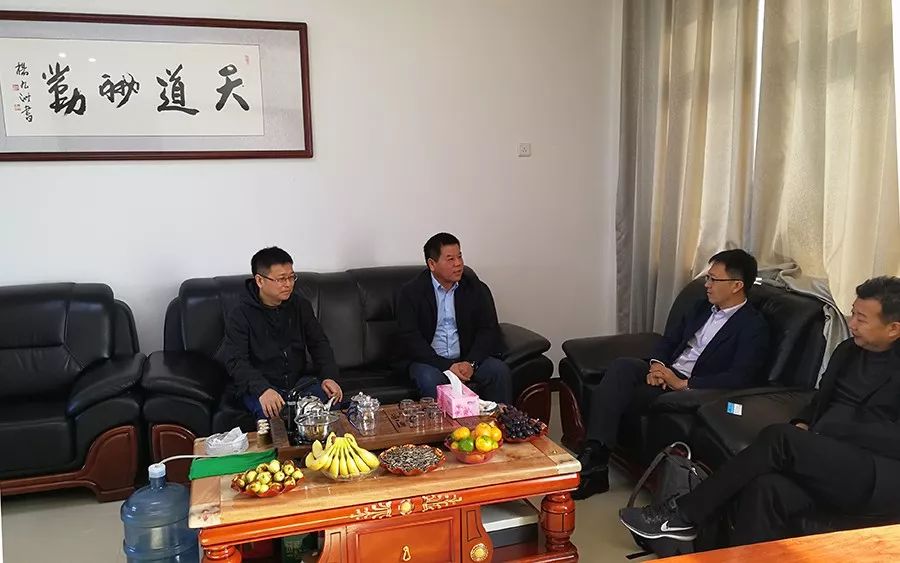 图2:肖小兵总经理,肖云红总监接待来访客人随后,在肖小兵的陪同下,梅