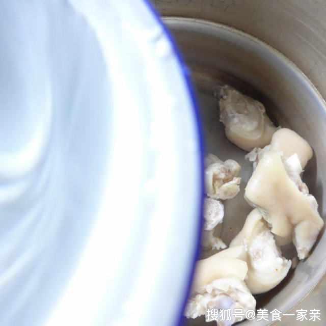 猪脚怎么煮才软糯 c79db2aac9f2430aab40610835338bff.jpeg