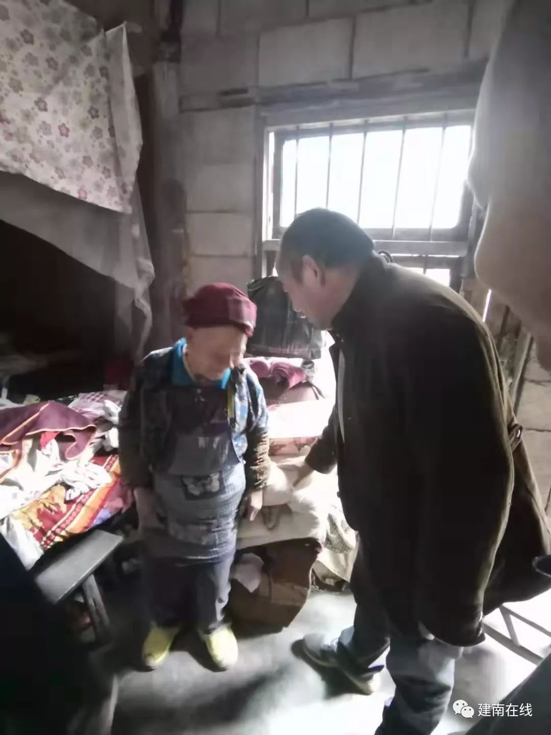 今天--建南张大爷在撒手被子的瞬间,他眼含热泪