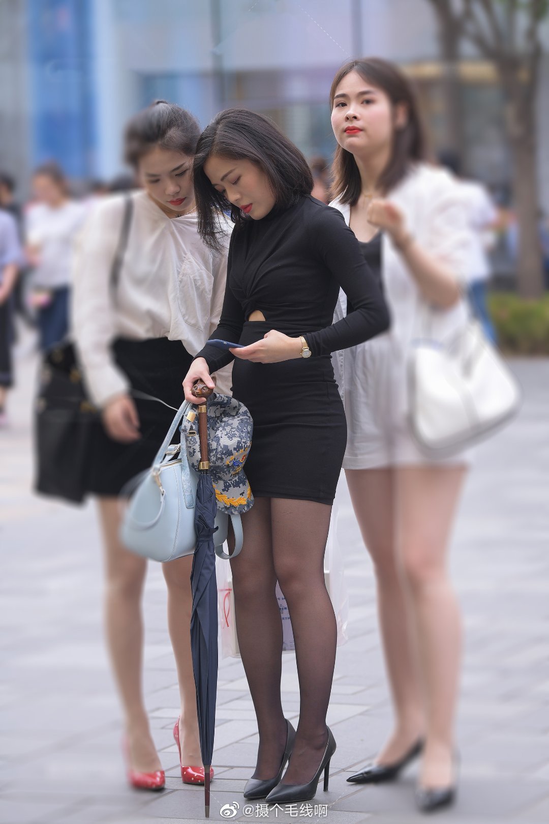 天气冷得猝不及防,大姐姐穿紧身裙配丝袜时尚继续