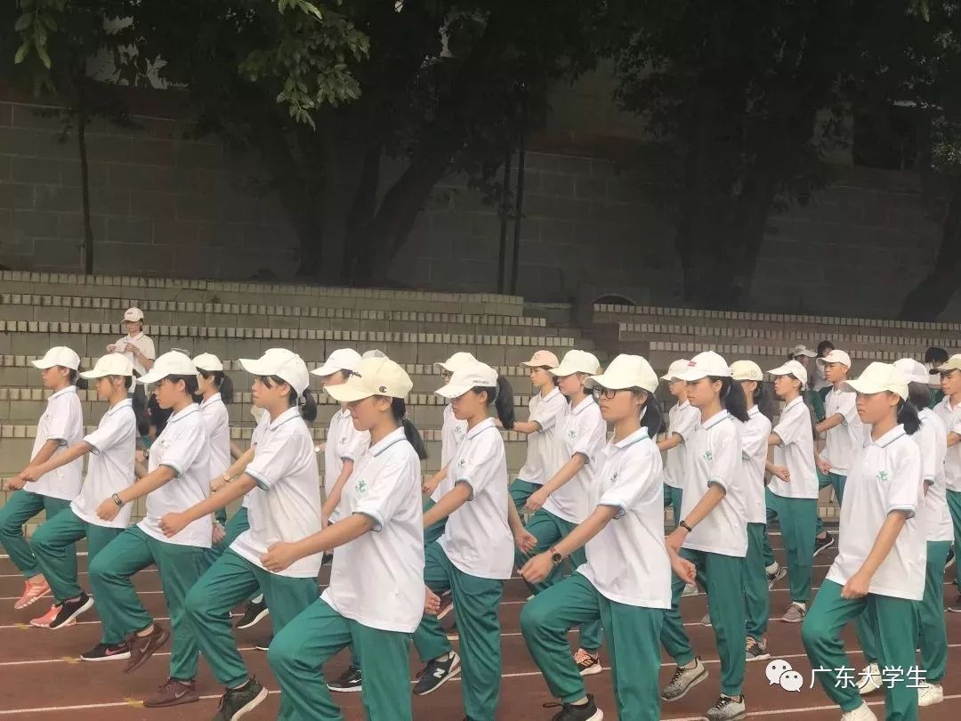 8,广州市培英中学 培英中学的校服是绿白搭配 和培英的校徽是一样的