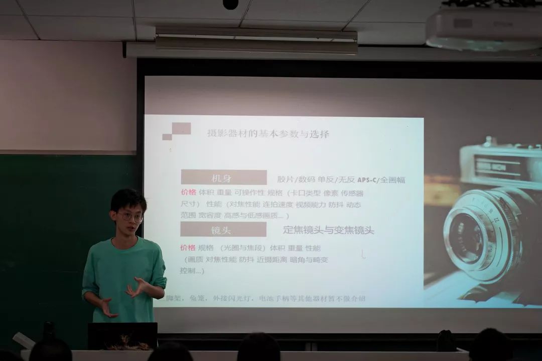 结合国际大赛获奖照片,李远浩同学对优秀摄影作品作了欣赏与评价.