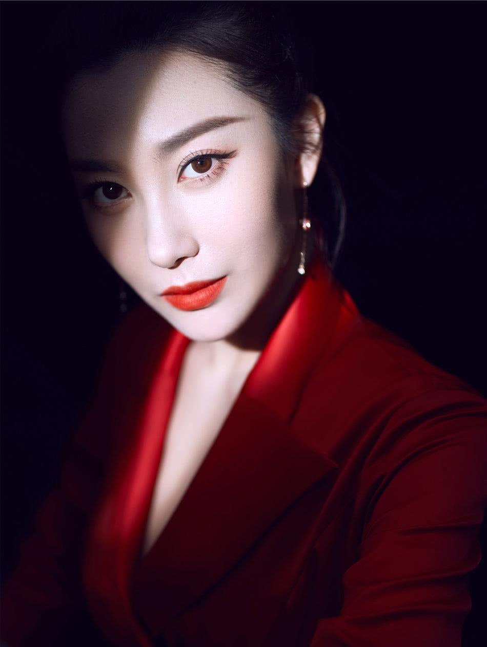 章子怡嫂子殷旭最新封面大片曝光,一身中国红