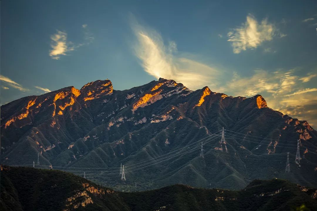 《日照金山》