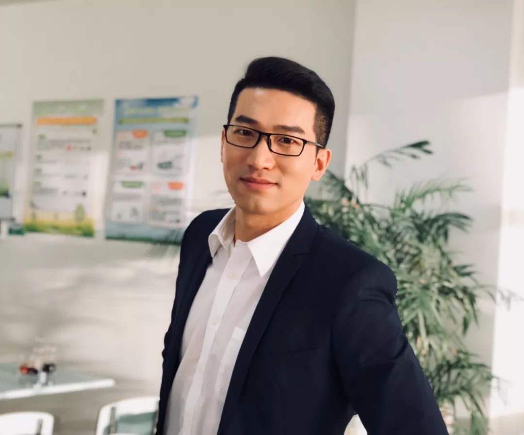 上海广播电视台主持人,现任上视新闻综合频道《新闻坊》,《精彩又一