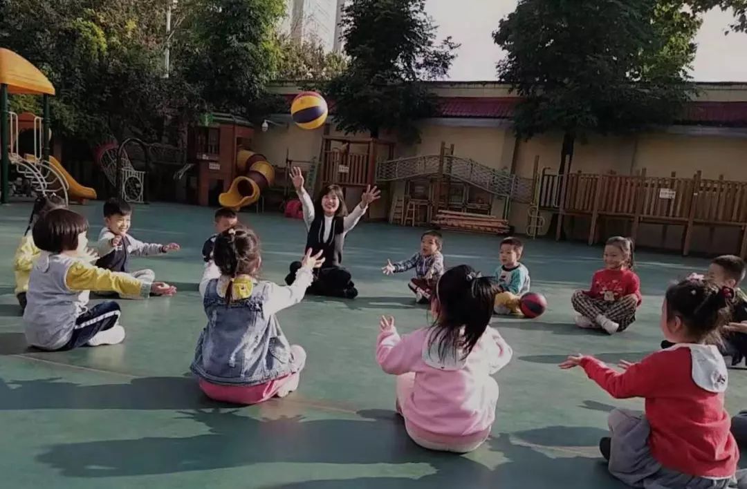 幼儿园时光，携手共建“儿童散学归来早，忙趁东风放纸鸢”的幸福童年！