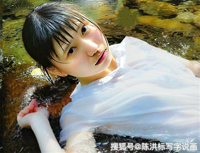 原创80后冷军搞怪,画落水女放大7倍,表情好尴尬,薄衫湿透清晰可见