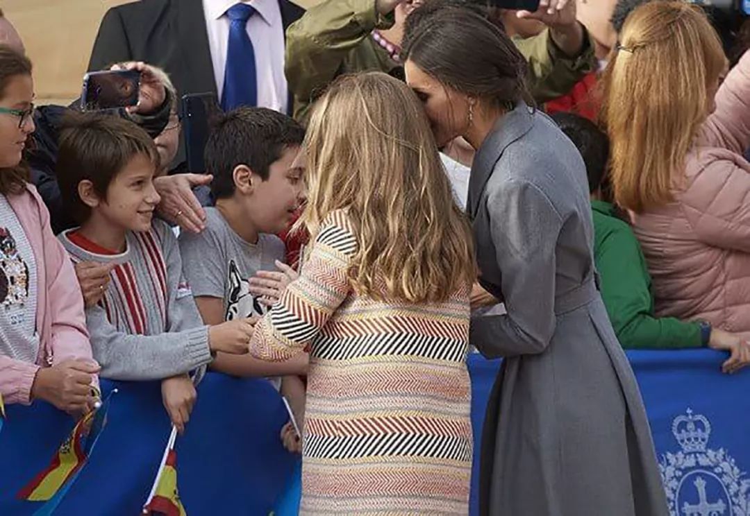 14岁西班牙美公主回封地,穿彩色秋装好惊艳,裸