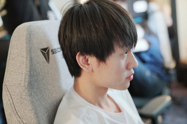 小明对枣子哥有多重要?送命题尽显求生欲,网友