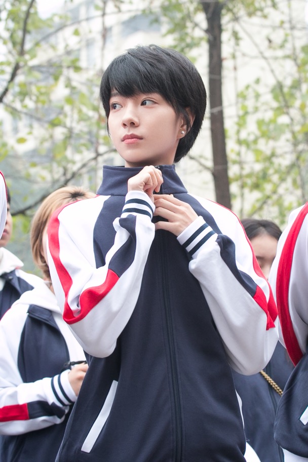 嘉行00后演员庄达菲新剧开机挑战短发造型假小子