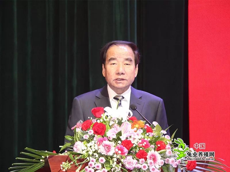 和田地委副书记,行署专员艾则孜·木沙致欢迎辞