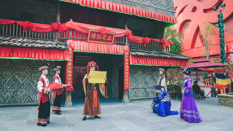 这不,刚从剧场里出来,我们就遇到了湘西土司家招女婿的盛事.