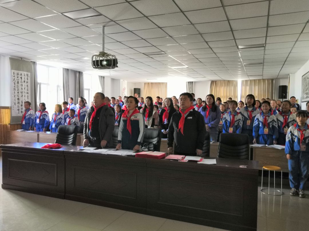 巴里坤县第学举行第四次少先队员暨学校少工委成立仪式
