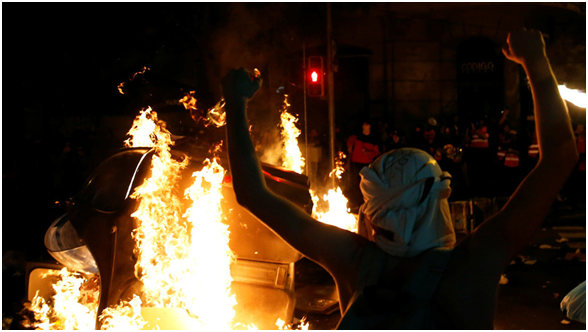 暴乱连续4日席卷加泰罗尼亚：蒙面示威者聚集街头，纵火破坏公共设施