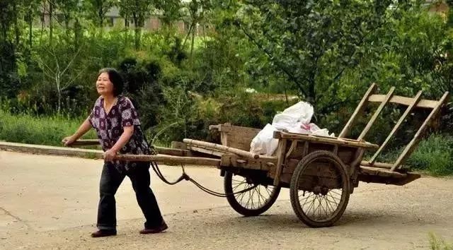 因时代的变迁,现在即使在农村,架子车已经很少使用了,被新的农用运输