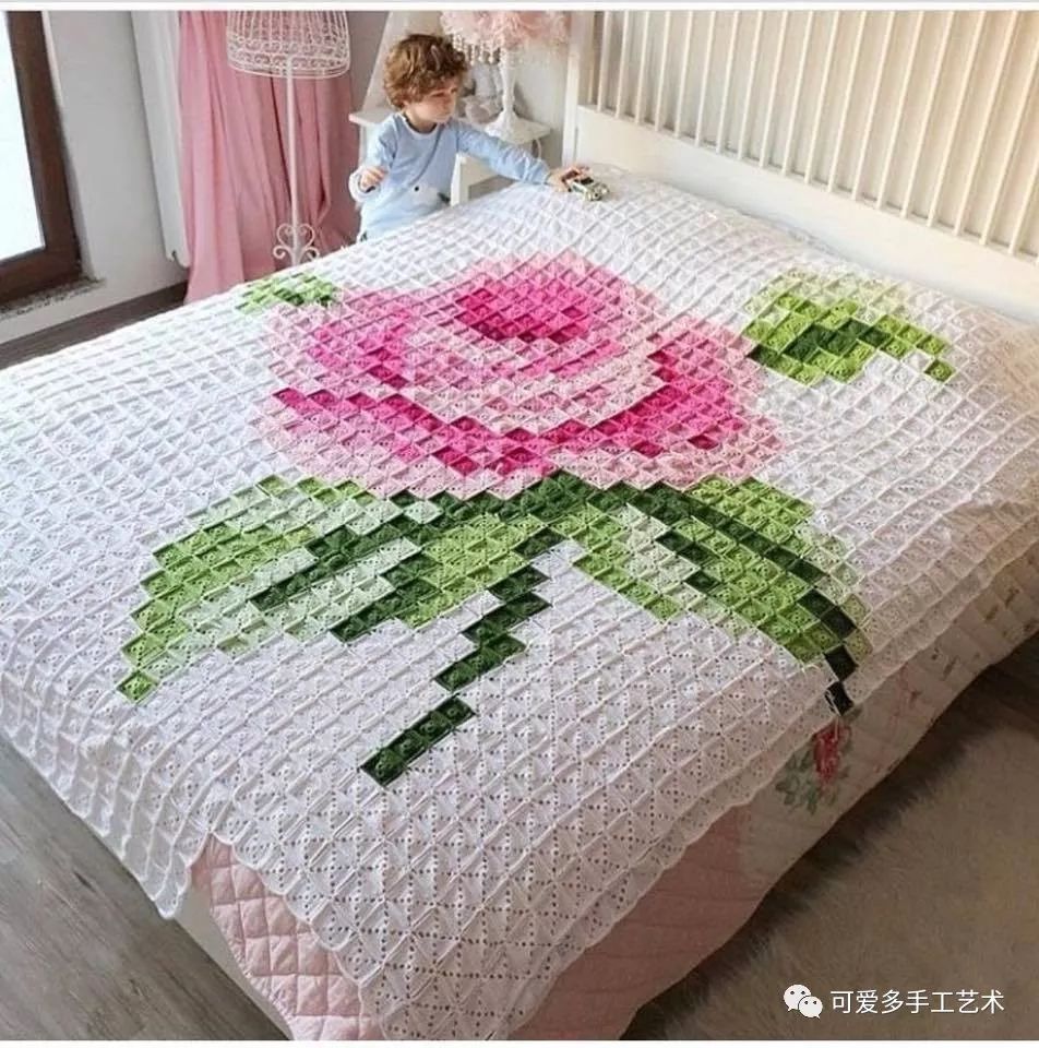 她只用彩线钩了很多小方格,竟拼出了十字绣的效果,美到邻居都羡慕!