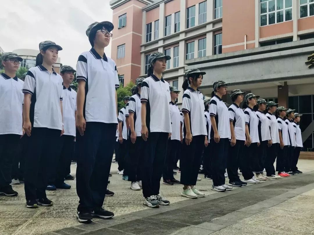 都是最佳搭配 值得一提的是,铁一中学有"无校服日" 广州市铁一中学