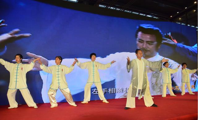 中国太极文化传播活动家唐仲春率领团队表演《和太极八式《赵堡