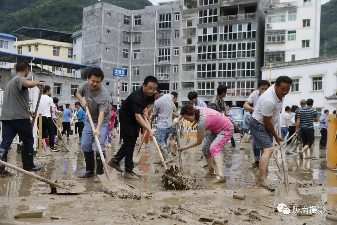文县碧口镇居民在清理街道上的淤泥 李董 摄2018年夏暴洪灾害中,消防