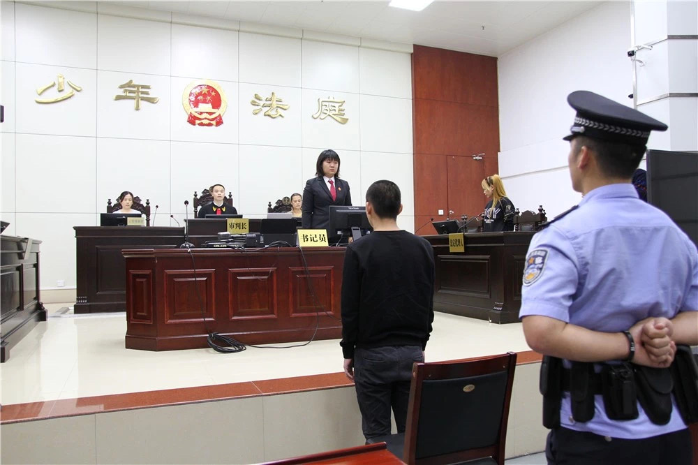 广西柳州首例未成年人涉恶案宣判，被告人两罪被判两年半