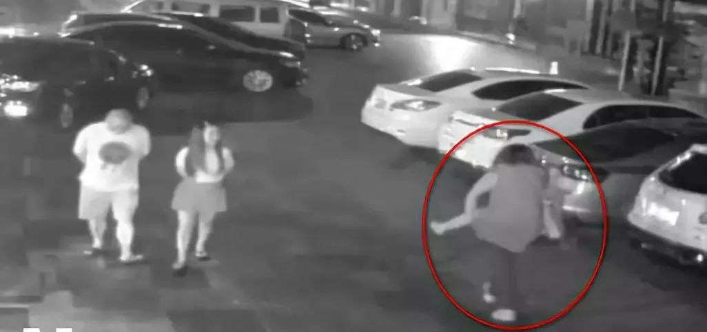 急匆匆赶到派出所报警被人"捡尸"的小芳随后,怀疑自己与陌生男子躺在