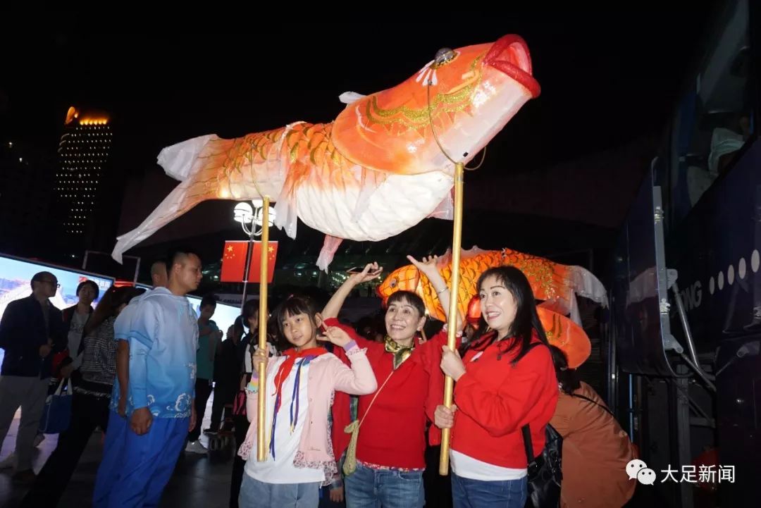 大足鲤鱼灯重庆人民广场展演市民点赞你们给咱重庆人争了光