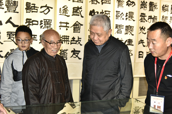 著名收藏家马未都参观赵普书画作品回顾展并给予高度评价