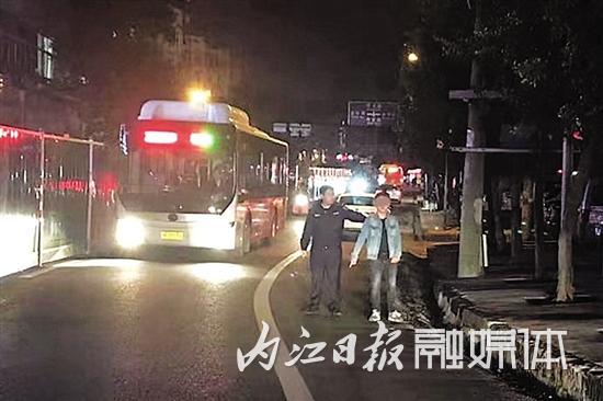 两车发生刮擦 一司机逃离现场 涉交通肇事逃逸