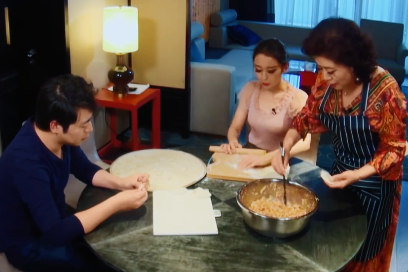 妈妈却很强势,吃饭强行将小两口分开_吉娜