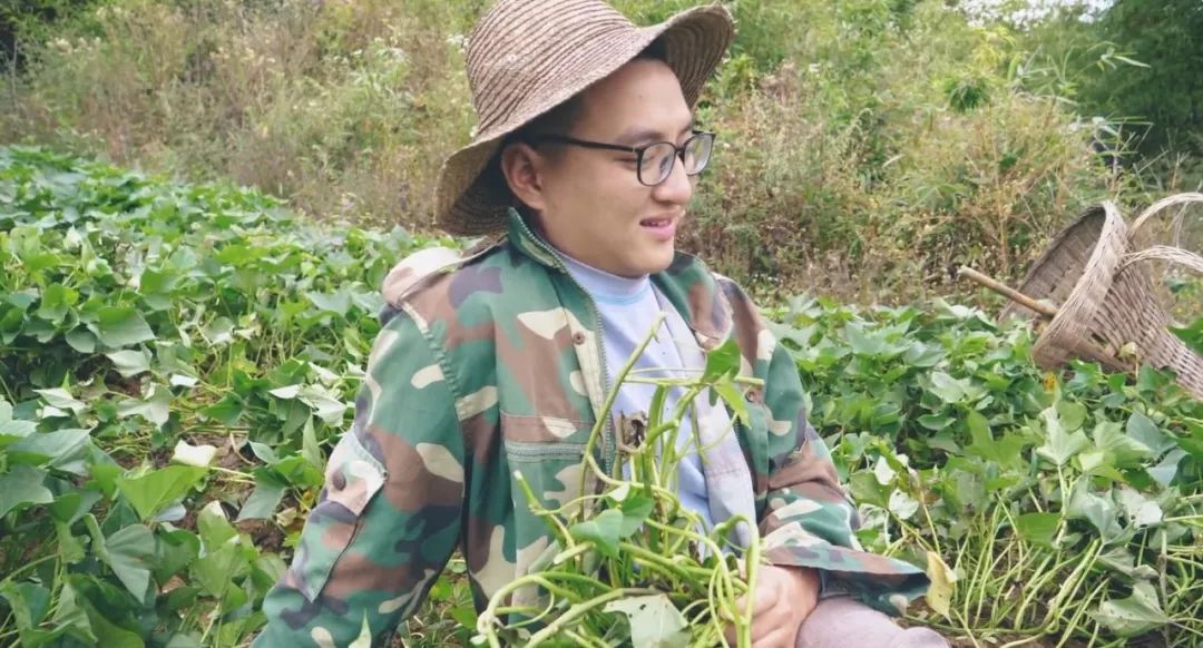 老雷的菜里边的女的是谁 f422496791a7480ca1f37a75101b28df.jpeg