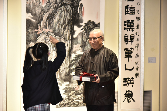 著名收藏家马未都参观赵普书画作品回顾展并给予高度评价