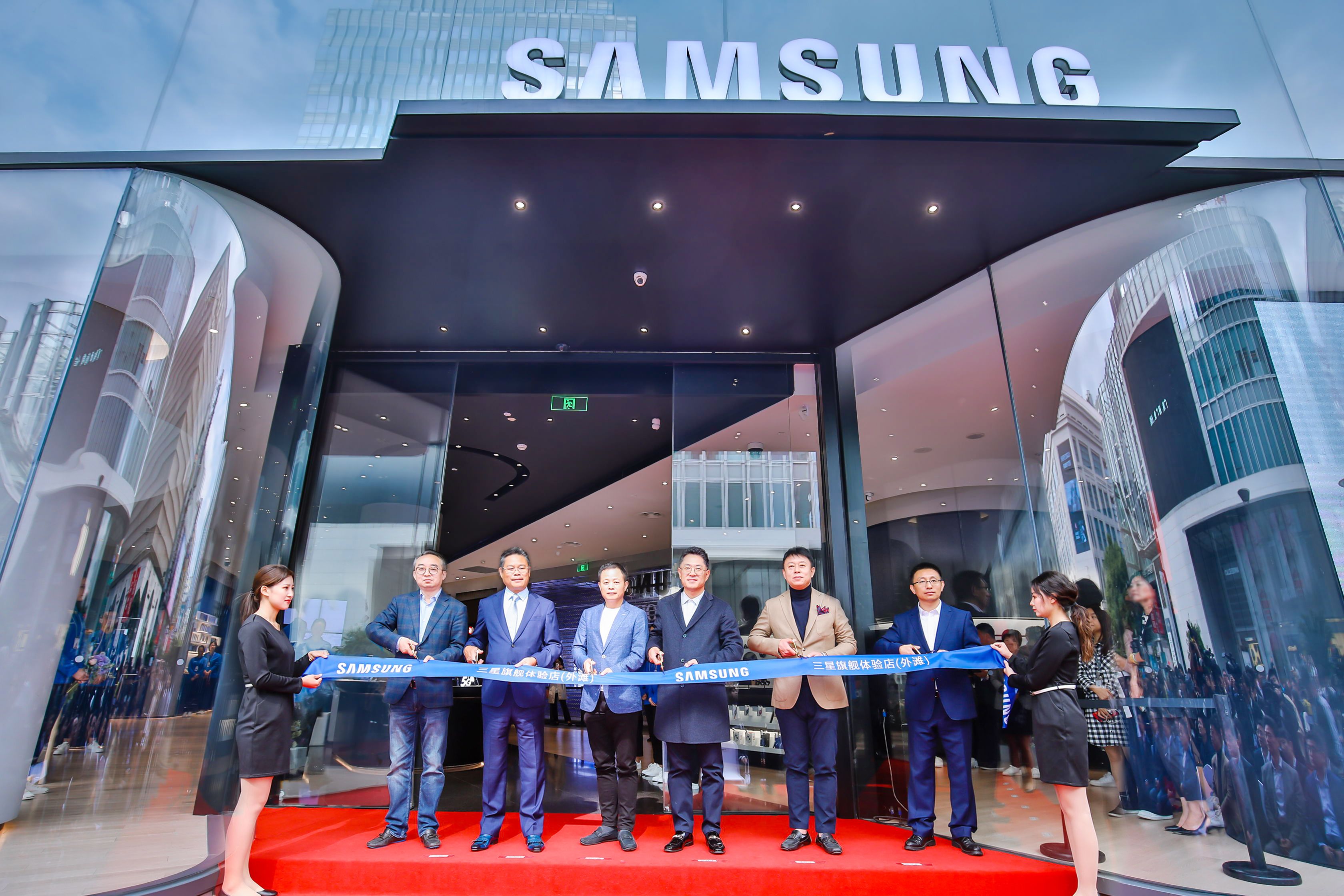 南京路步行街上体验疾速5g 中国最大三星旗舰体验店上海正式开业