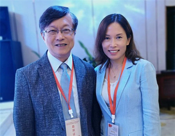 原亚洲乳酸菌协会会长蔡英杰与王丽红总经理亲切合影