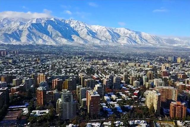 智利首都圣地亚哥:智利最大城市,地处山间盆