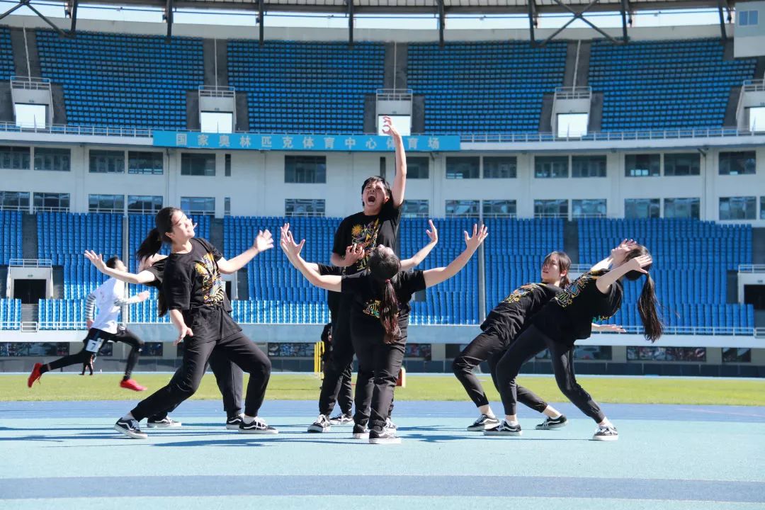 镜头运动会 1a5fdda63622449aa94dece11b662467.jpeg