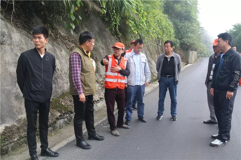 省公路局王永光处长到麻栗坡公路分局调研"美丽公路"示范路创建机械