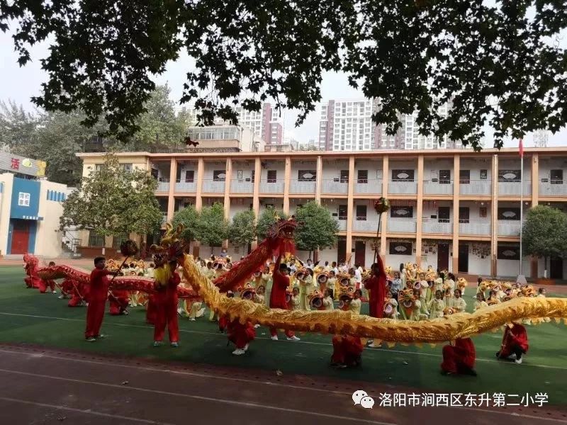 东升二小龙狮方块队在涧西区庆祝少先队建队日上放光彩