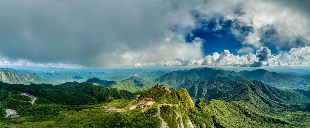 猫儿山为南岭山脉越城岭主峰,是广西第一高峰,居五岭之冠,号称"华南