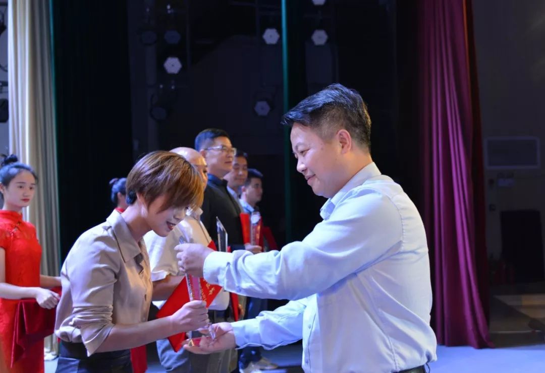 重磅大爱无疆善如流我县举办脱贫攻坚爱心募捐晚会