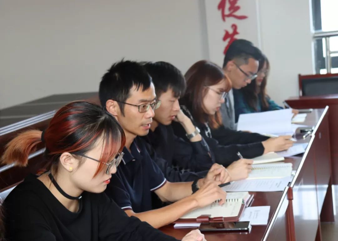 会计系学工办主任王文红老师,团学指导老师徐行天,团总支学生会主席团