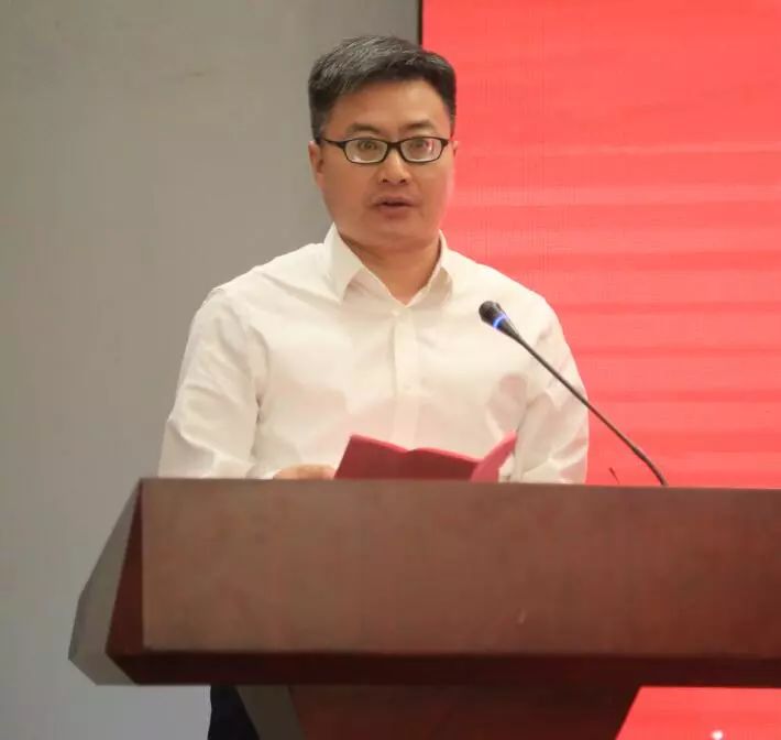炜同志当选为会长;梁济钢,吴阡亦为常务副会长;陈龙行,黄智聪,章广裕