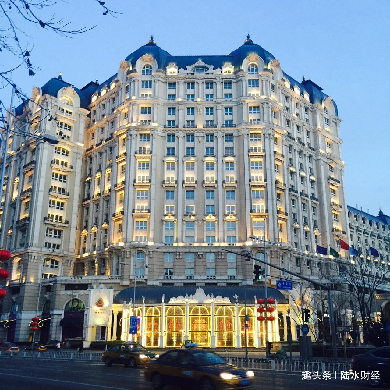 女富豪身家400亿,坐拥北京一环一条街,还是慈