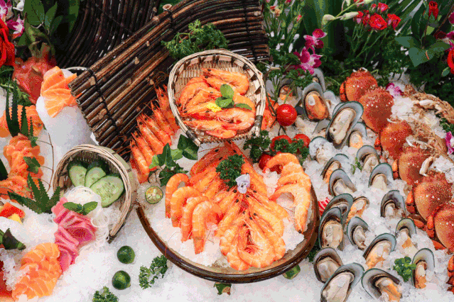 牛排,南美大虾,扇贝 花甲,甜品,寿司,水果,饮料 这家天府丽雅酒店丽