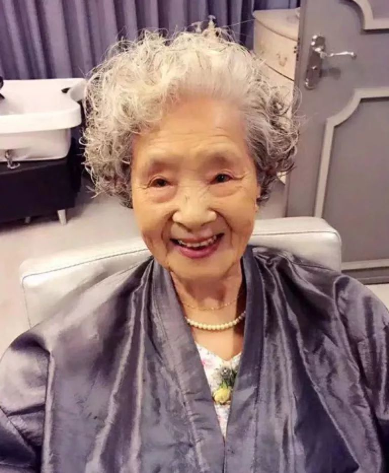 抖音百岁吃货奶奶获赞4800万:喝可乐吃烧烤,无