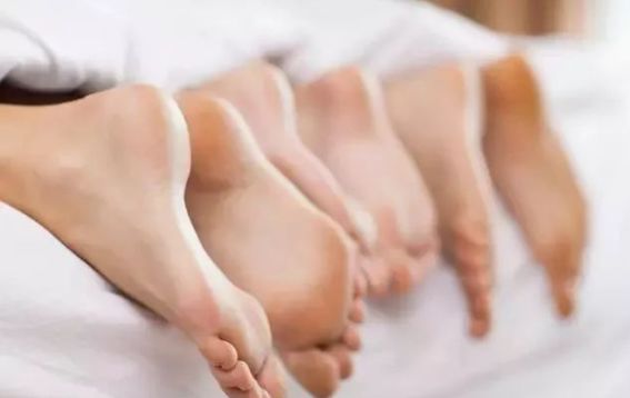 美女跟男网友开房,中途闻到脚臭才发现换了个人!