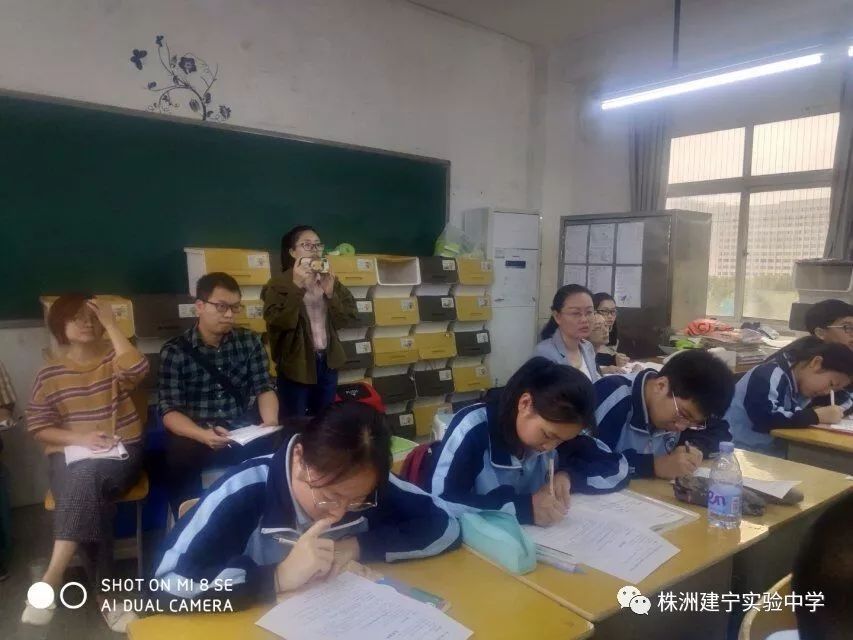 建宁实验中学建校五年多以来十分注重青年教师的培养,努力激发教师