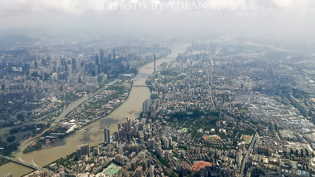 飞机上航拍大广州，不愧是与北京上海齐名的一线城市，令人震撼