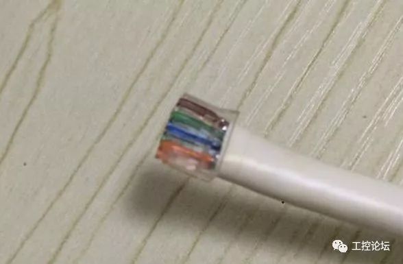 水晶头不同于传统的超五类水晶头,它由两部分组成:内部的分线件和外壳