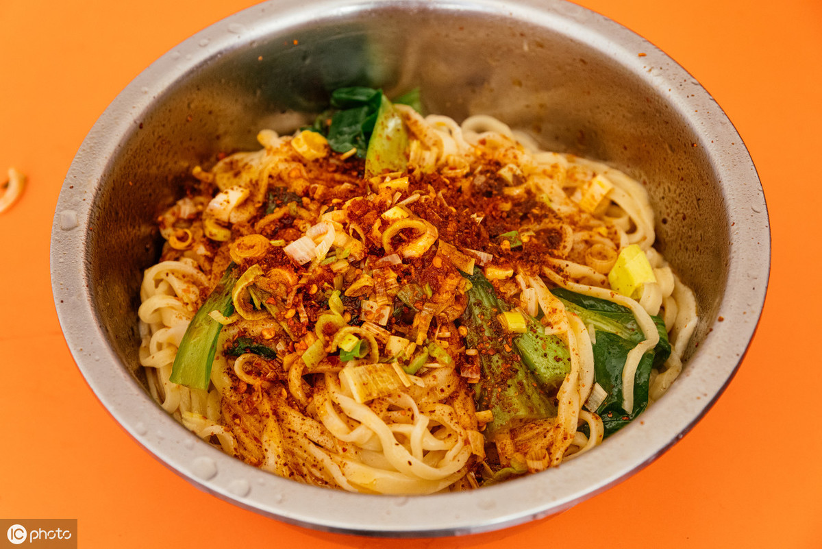 油泼面做法大全及调料 8f3f53fdafa1482aa38f92a8606609e4.jpeg