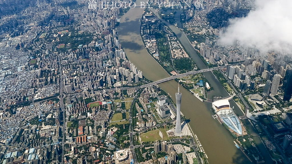 飞机上航拍大广州，不愧是与北京上海齐名的一线城市，令人震撼